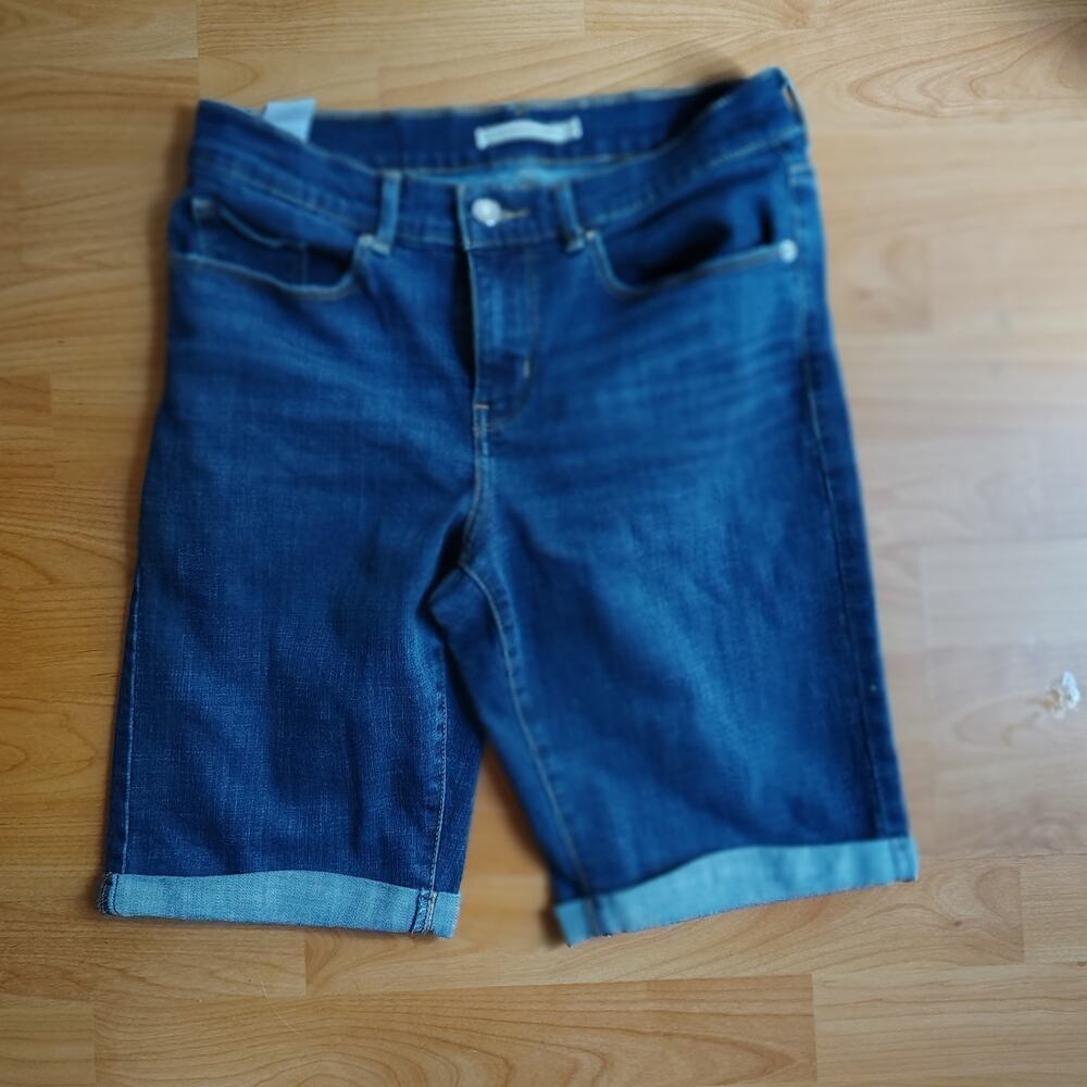 Levi’s Classic Bermuda Shorts Women’s Size 27 Medium Indigo Cuffed Stretch